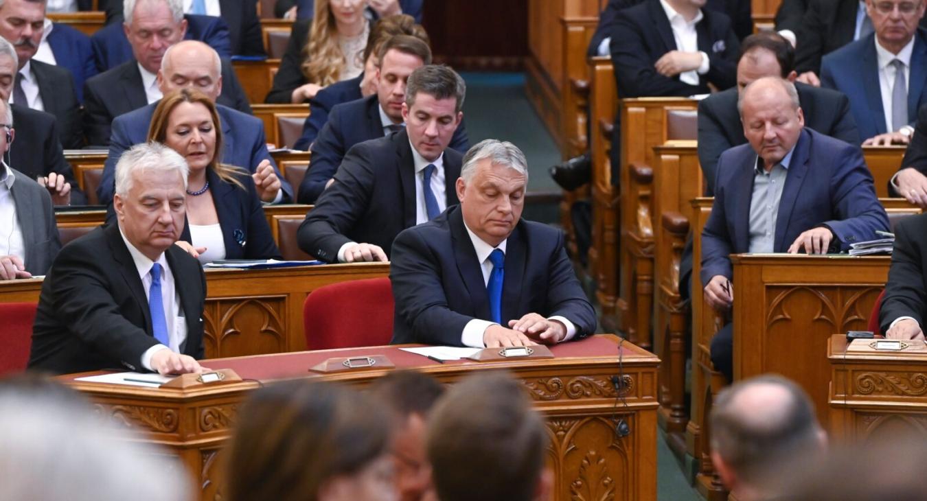 Négy éve van rendeleti kormányzás Magyarországon, ami miatt ma megint balhé van a parlamentben 