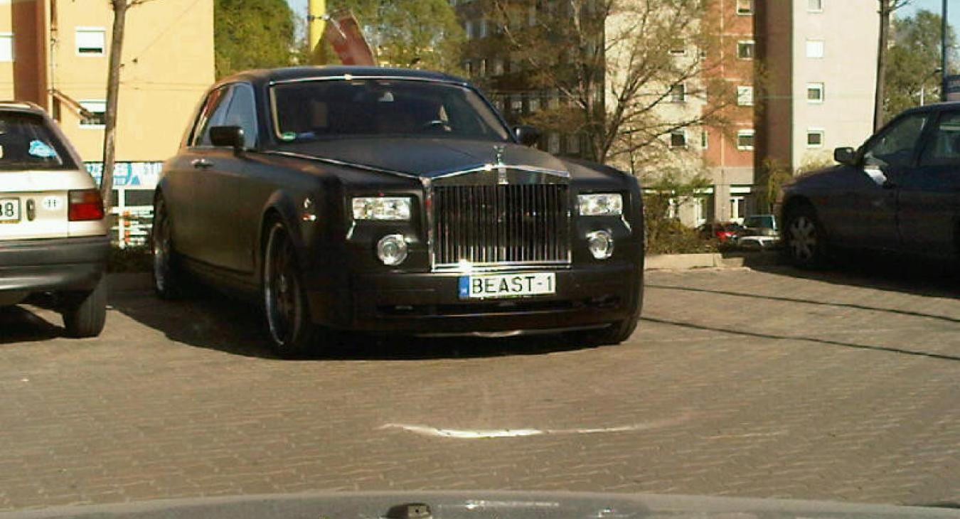 Parkolási maffia Budapesten: hat és fél év börtönt kapott a rolls-royce-os expolitikus