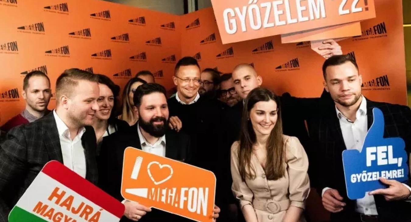 Tízmilliók repkednek kormánypropagandára a Facebookon és a Google-n