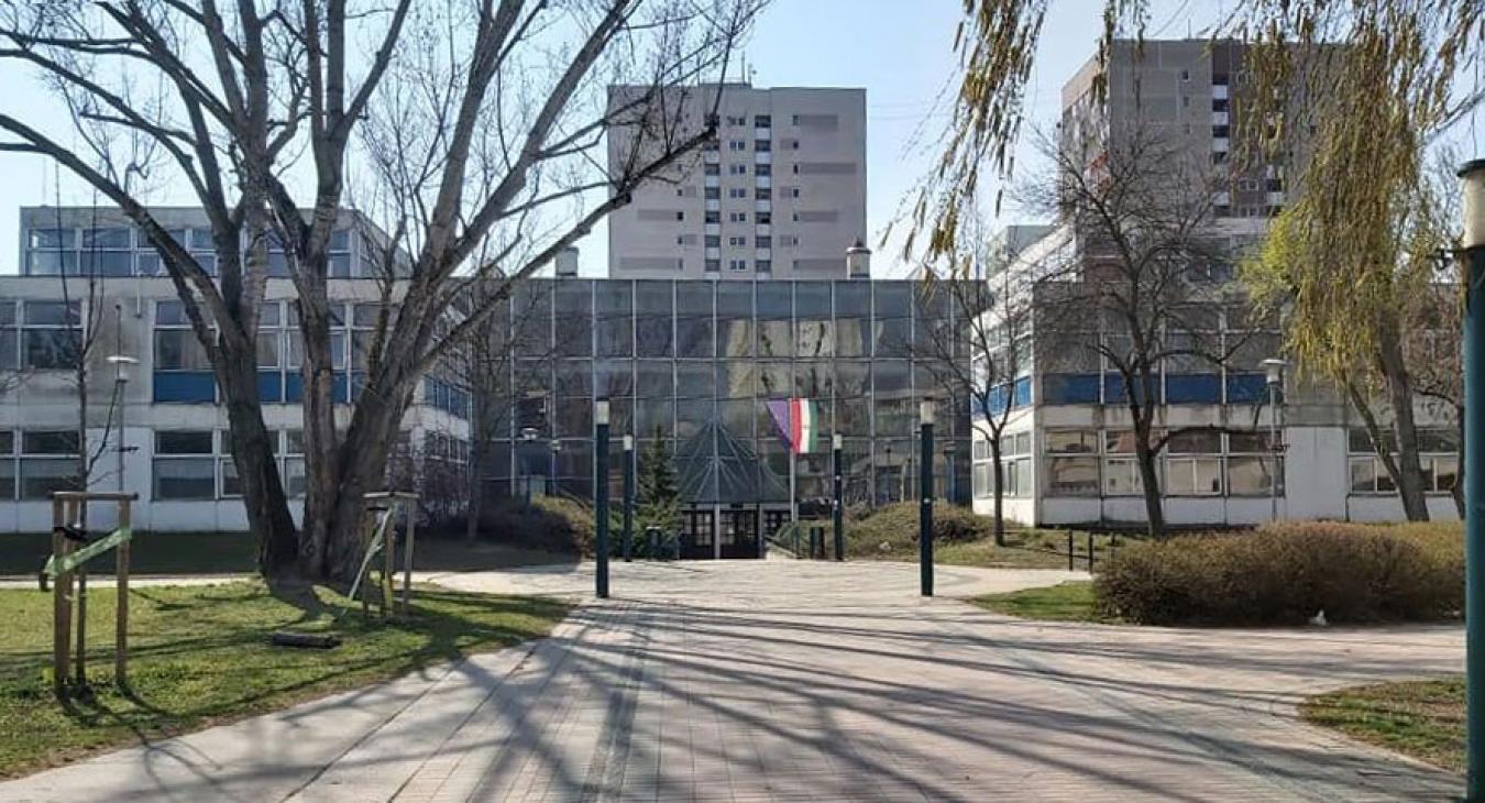 Az ország egyik legjobb gimnáziumát vinnék el Köves Slomóék 