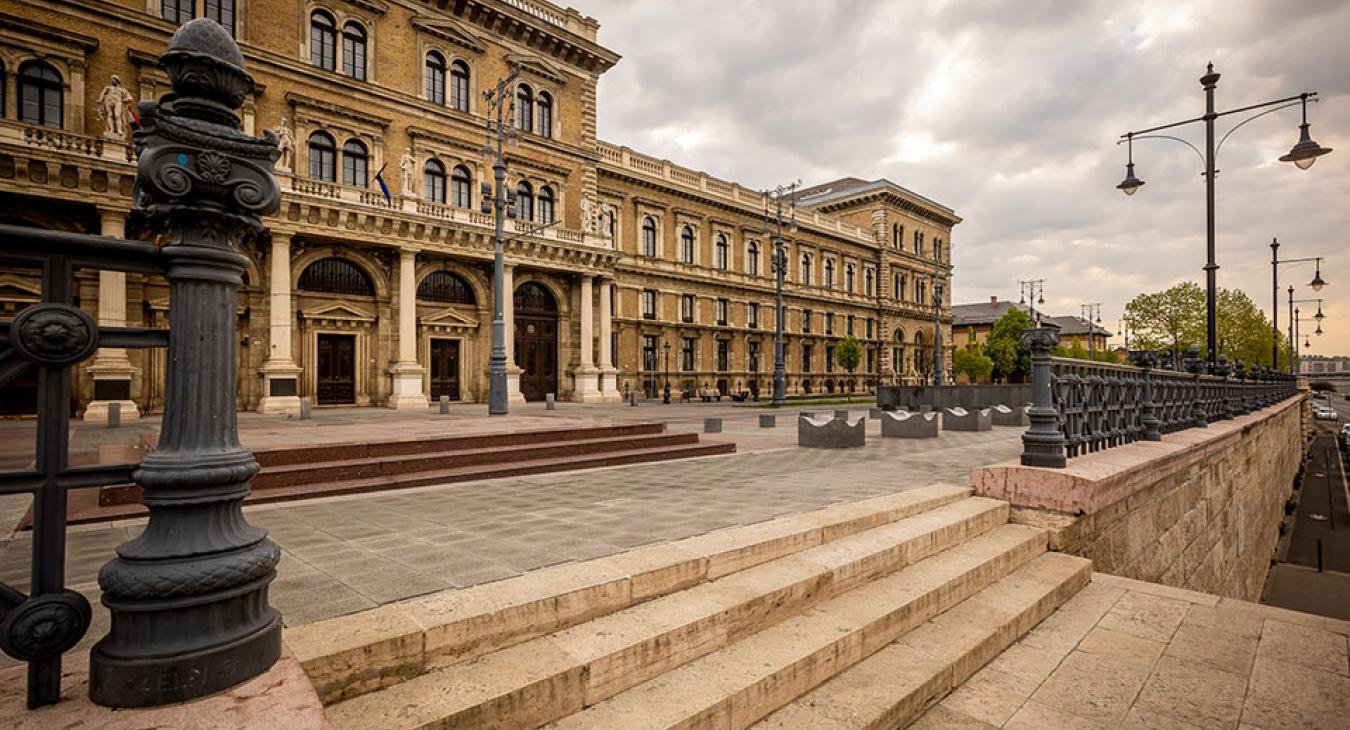 Orosz milliárdos fia miatt rúghatták ki a Corvinus oktatóját, Ádám Zoltánt