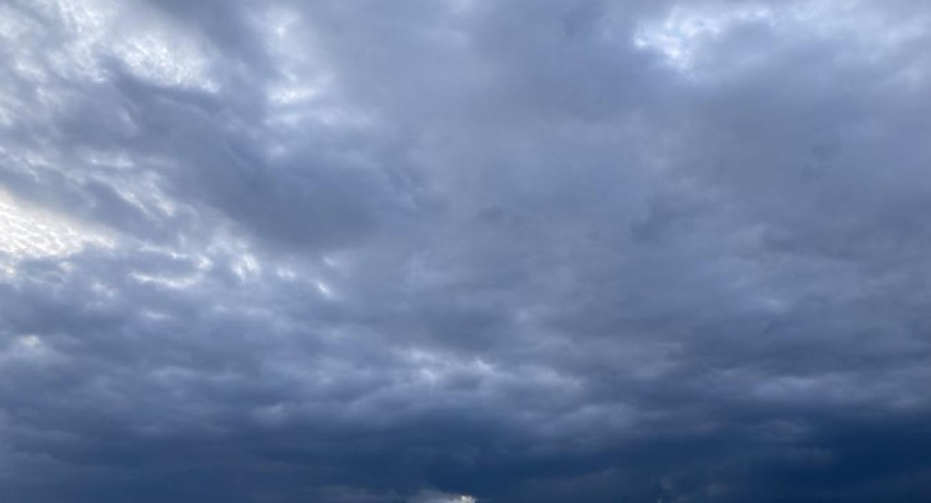 Szeles idő, elszórt záporokkal