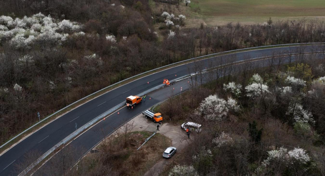 Motoros alácsúszásgátló elemeket telepítünk a bálványosi bekötőúton