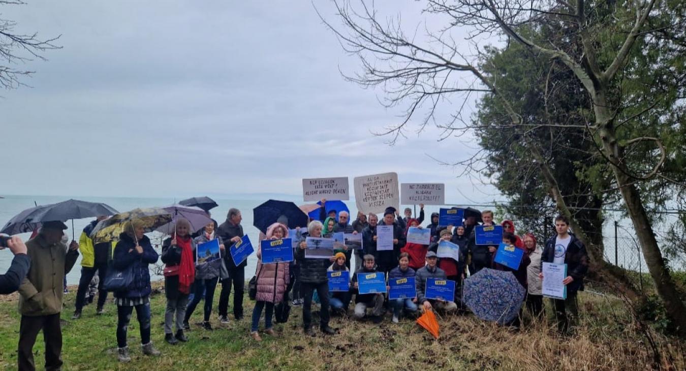 Kormányrendelettel szoríthatják ki a helyieket és a fürdőzni vágyókat a balatonvilágosi strandról