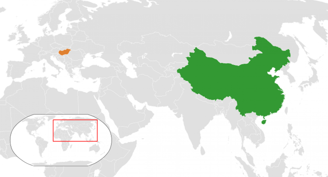 A kínaiaknak csak jó, ha Orbánék fejjel mennek a falnak