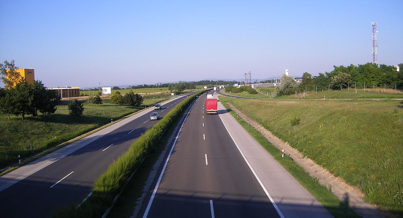 Három plusz egy sávra bővítik az M1-es autópályát