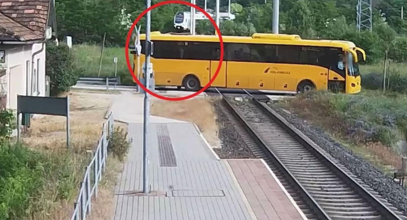 Felháborodott a büntetésen a piros jelzésre hajtó buszsofőr