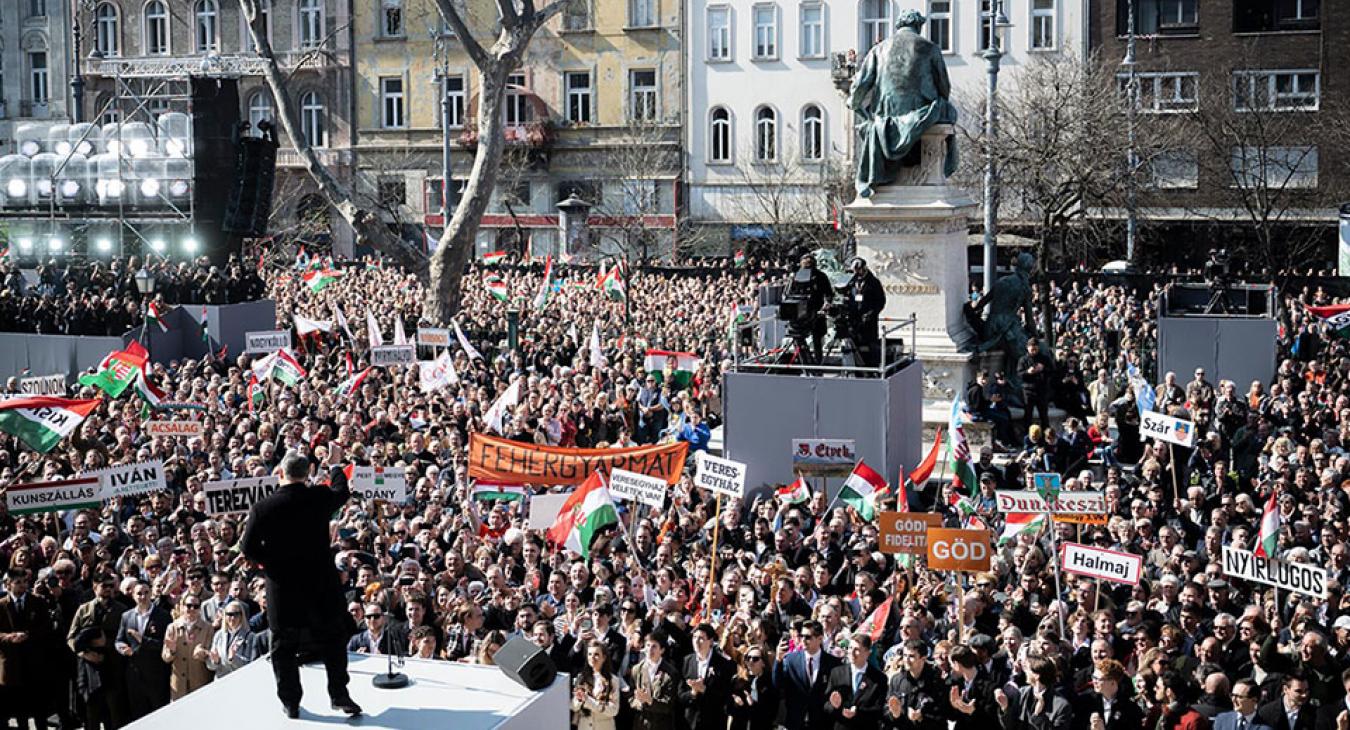 Tükröt tartott Orbánnak, megütötték a tiltakozót