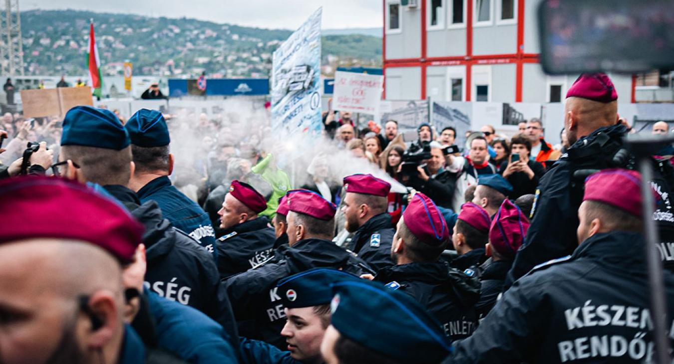 Rekordmennyiséget tárazna be a rendőrség könnygázból 