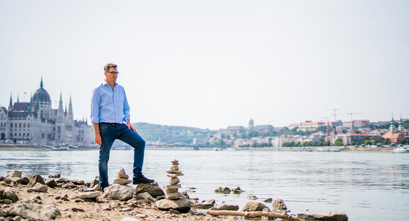 "Miniszterelnök úr, miért van az, hogy a kormánya mindig, és már megint a legelesettebbek kárára fitogtatja hatalmát?"