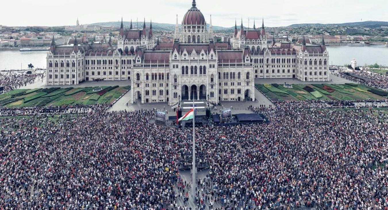 Miért nem voltak EU-s zászlók Magyar Péter tüntetésén? 