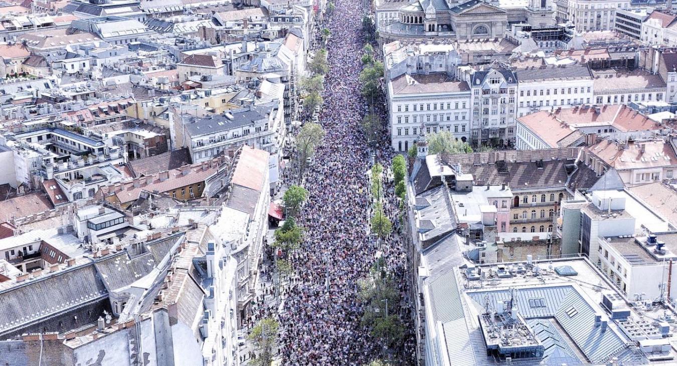 A rendőrség becslése szerint 250 ezren voltak Magyar Péter Nemzeti Menetén 
