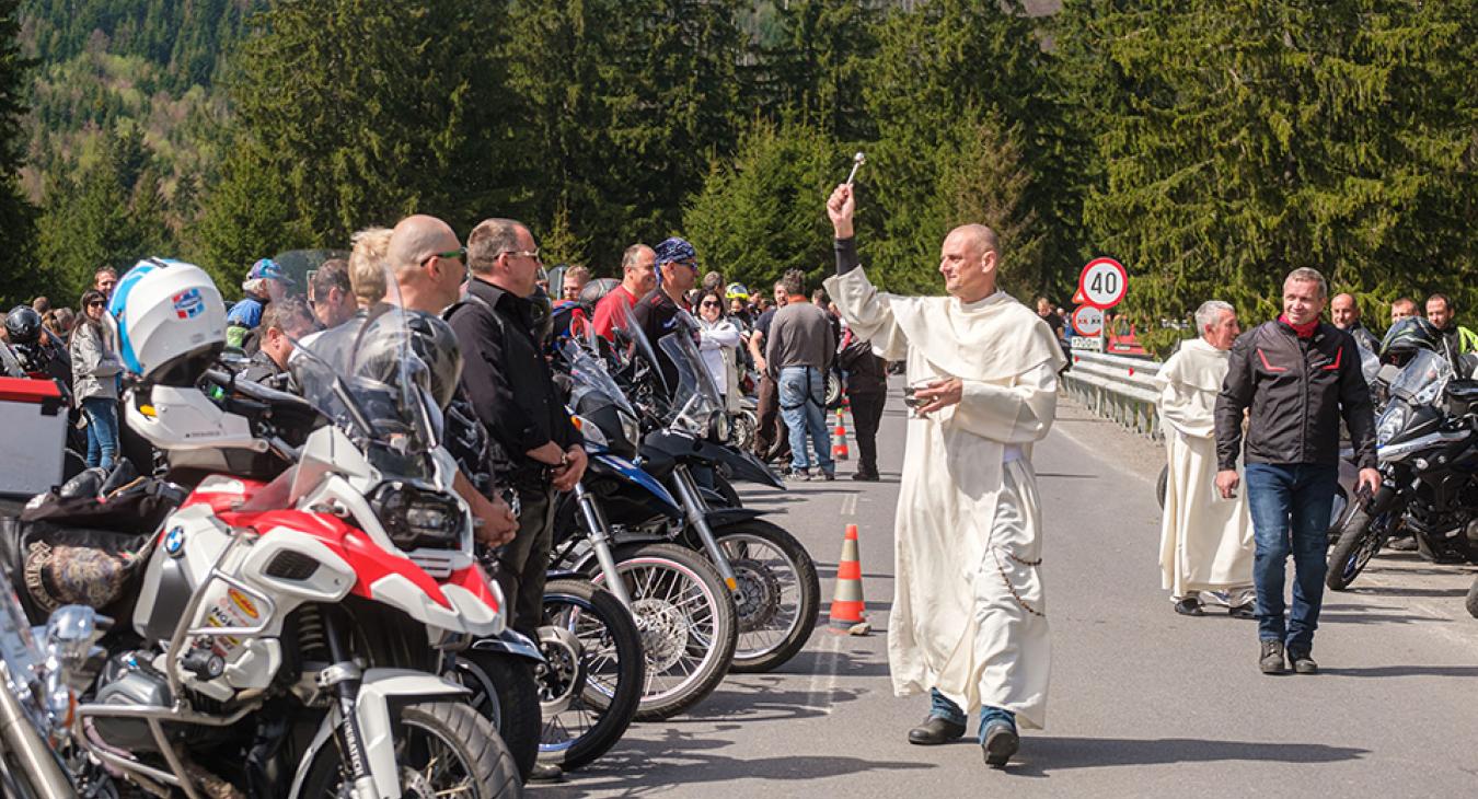 Motorosokat áldottak meg az erdélyi Tolvajos-tetőn