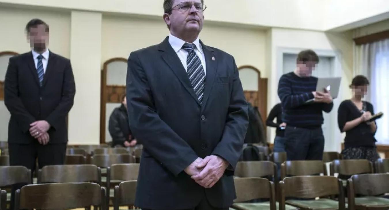 Újra polgármester lenne a vak komondoros Balogh József