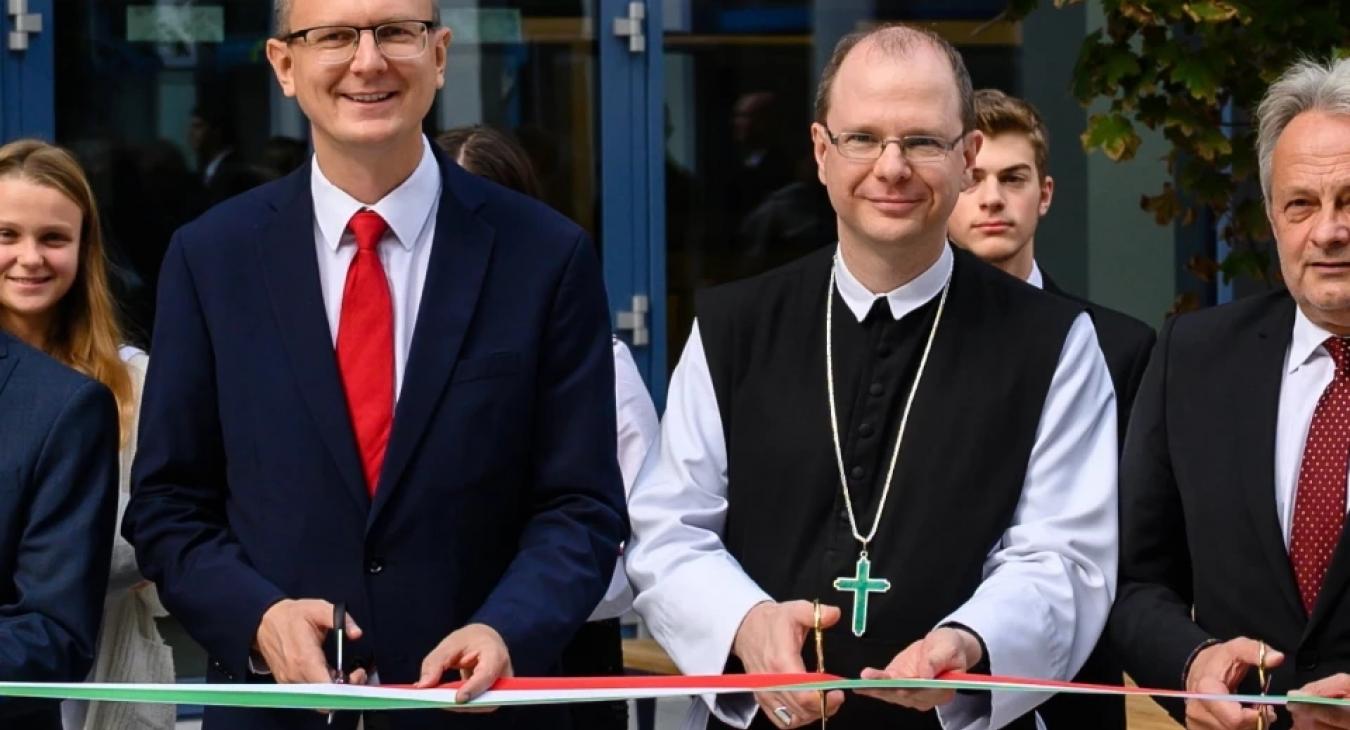 Tisztában van vele a Zirci Ciszterci Apátság, hogy idős, mozgáskorlátozott bérlőket akarnak elküldeni 