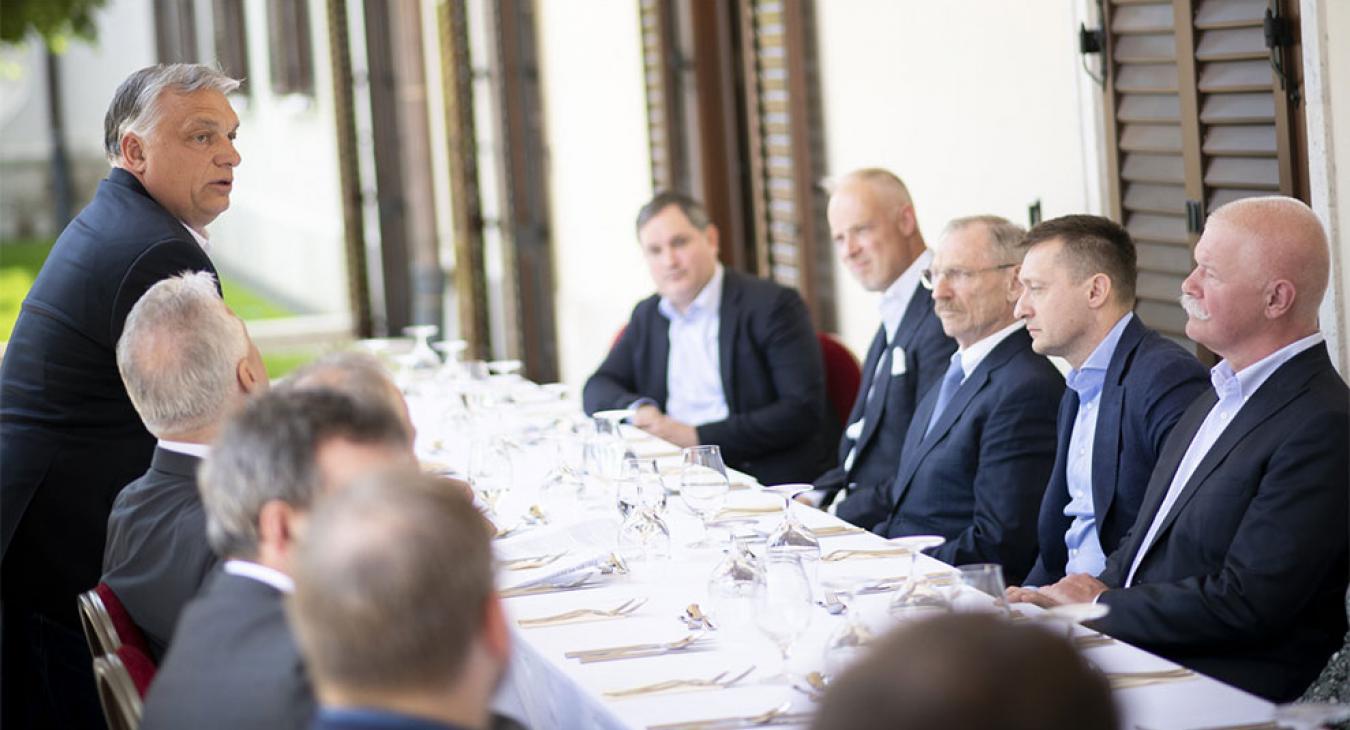 „Az Orbán-kormány azt hiszi, hogy kilóra megvette a tanárokat, szóval most már az egész társadalmat átalakíthatja” 