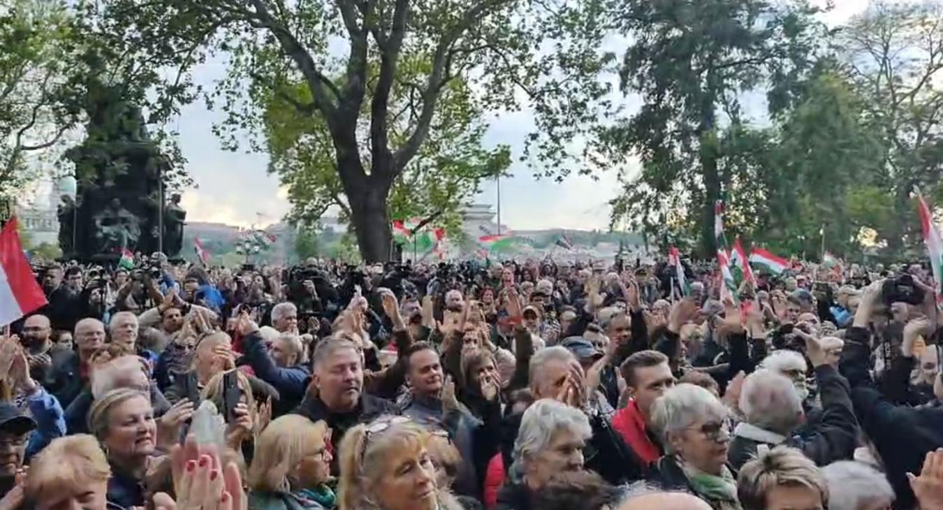 Magyar Péterék a Belügyminisztériumnál tüntetnek - VIDEÓ