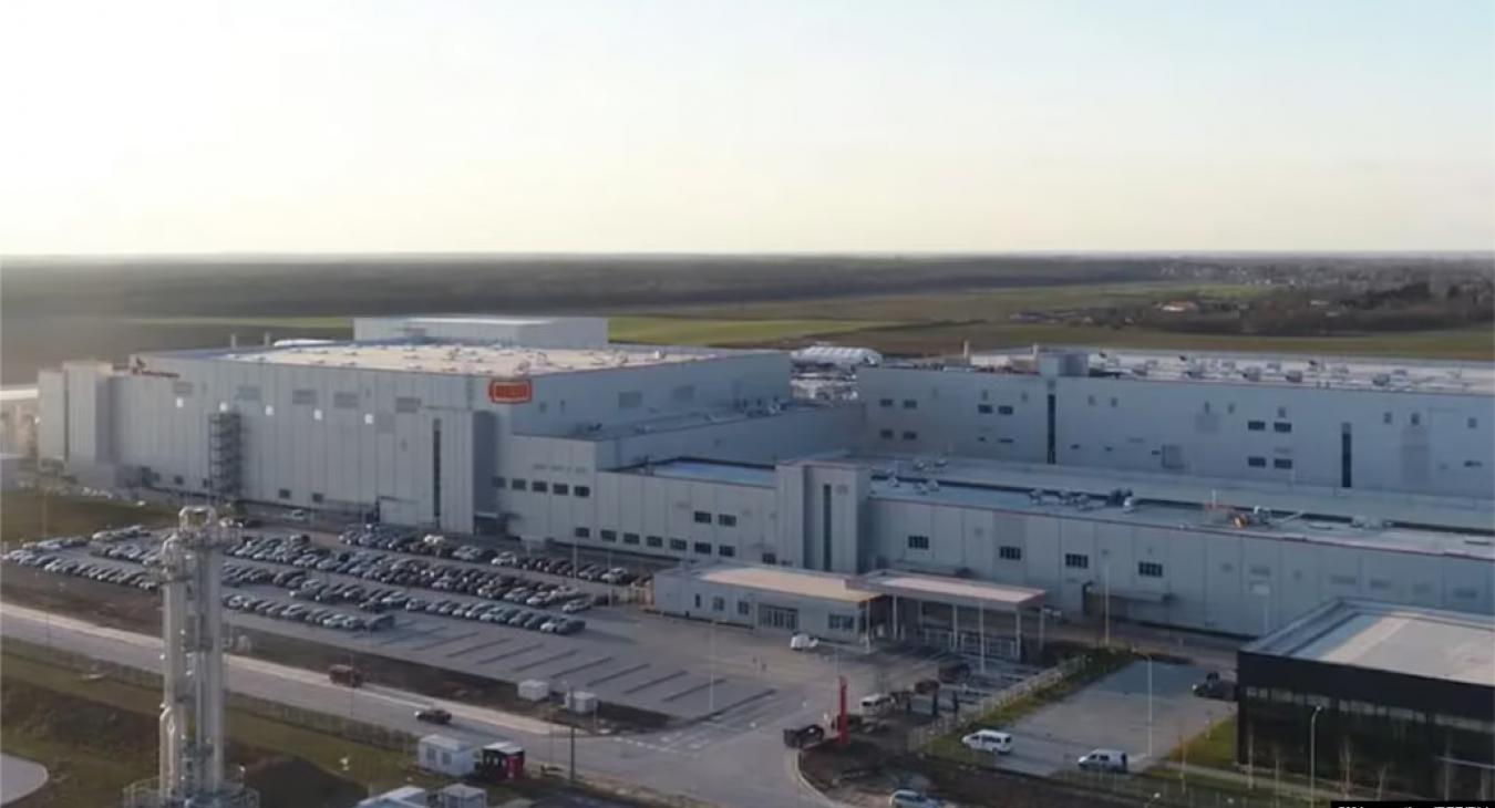 Százakat rúgtak ki az iváncsai aksigyárból