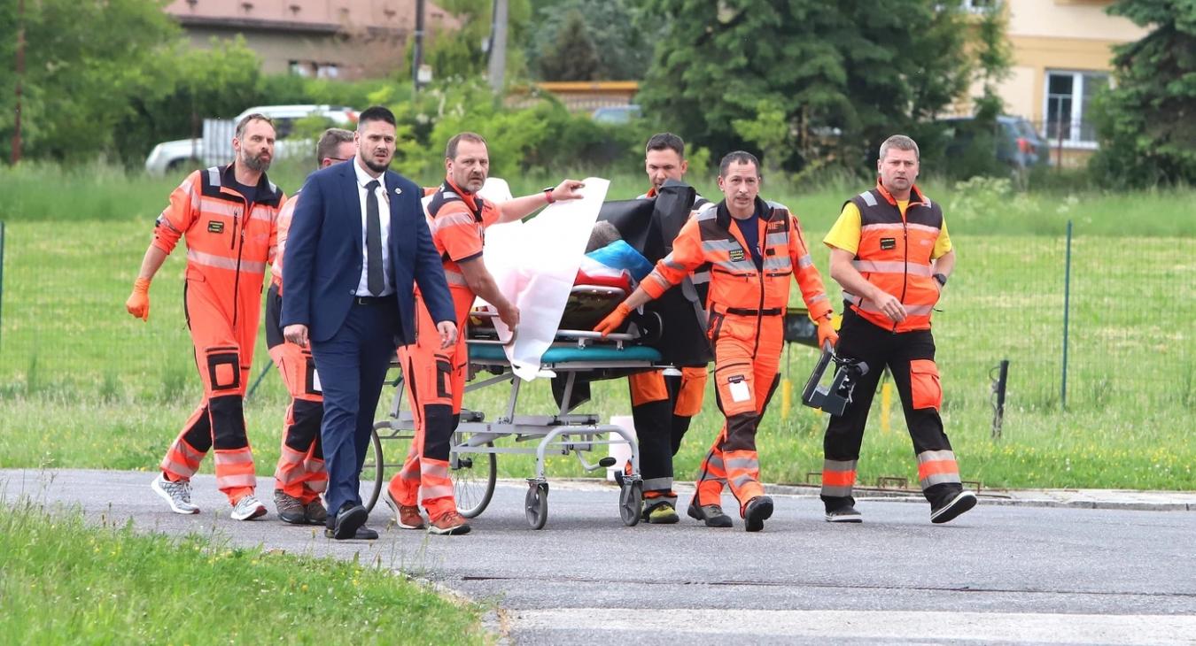 Robert Fico életben van, sikerült a műtét a merénylet után 