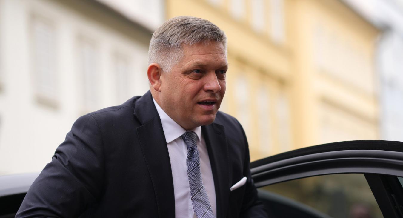 Újabb hírek Robert Fico állapotáról: mankóval mozog, hosszú felépülés vár rá 