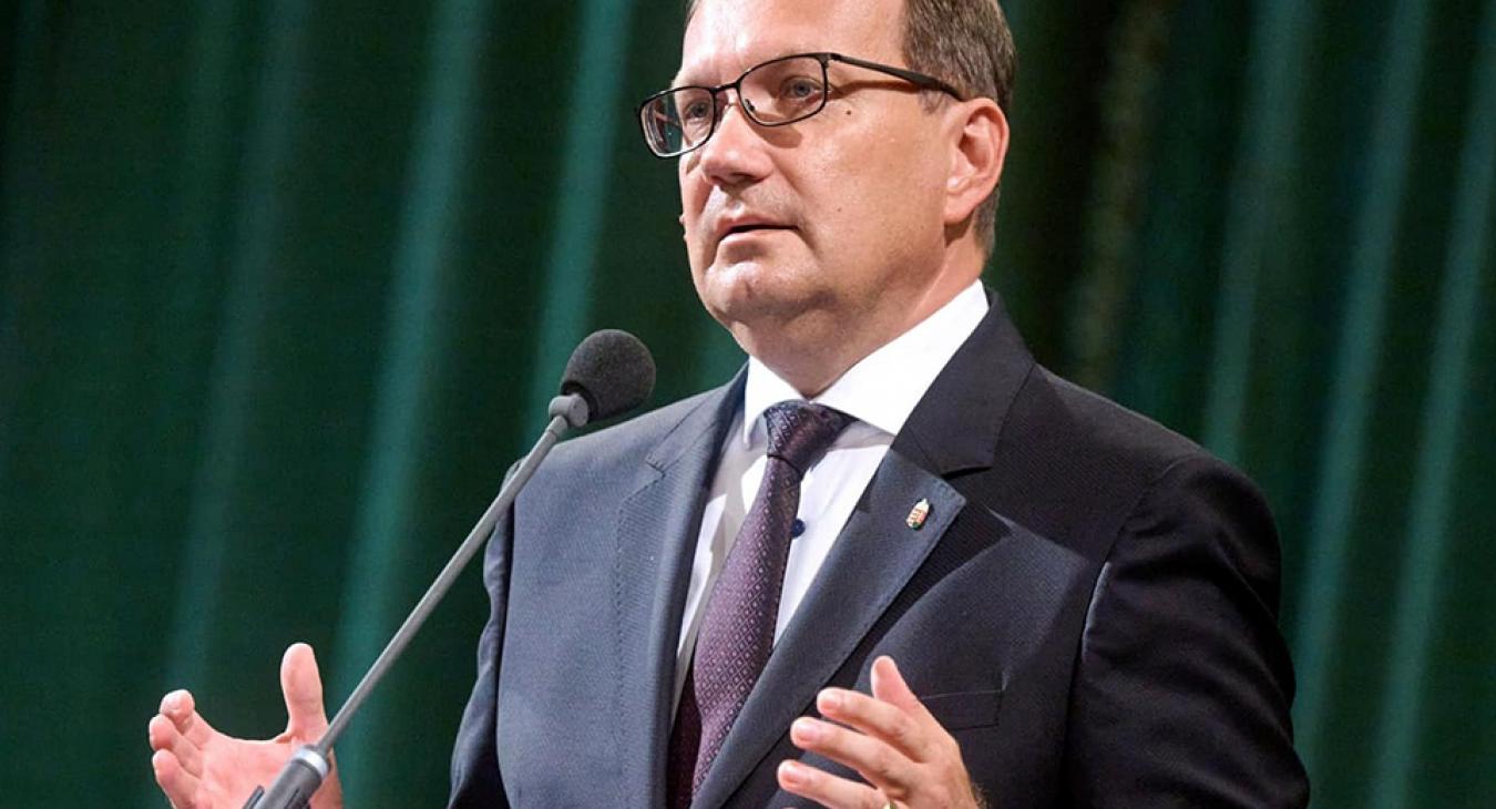 Hoppál Péter kapánytevékenységének korlátozásán bosszankodik 