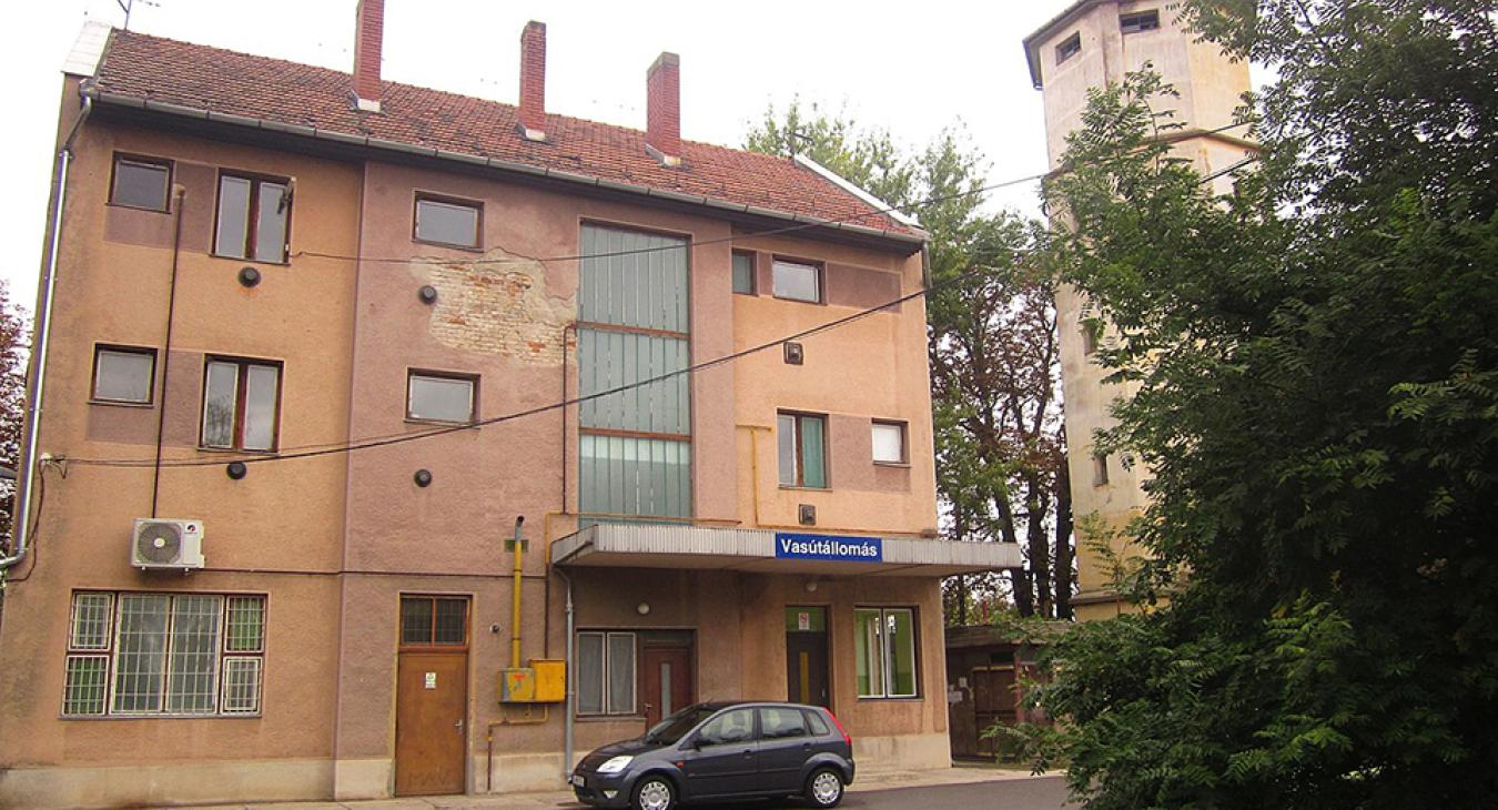 Se dühös szocik, se Árpád-sávos lobogók, csak madárcsicsergés