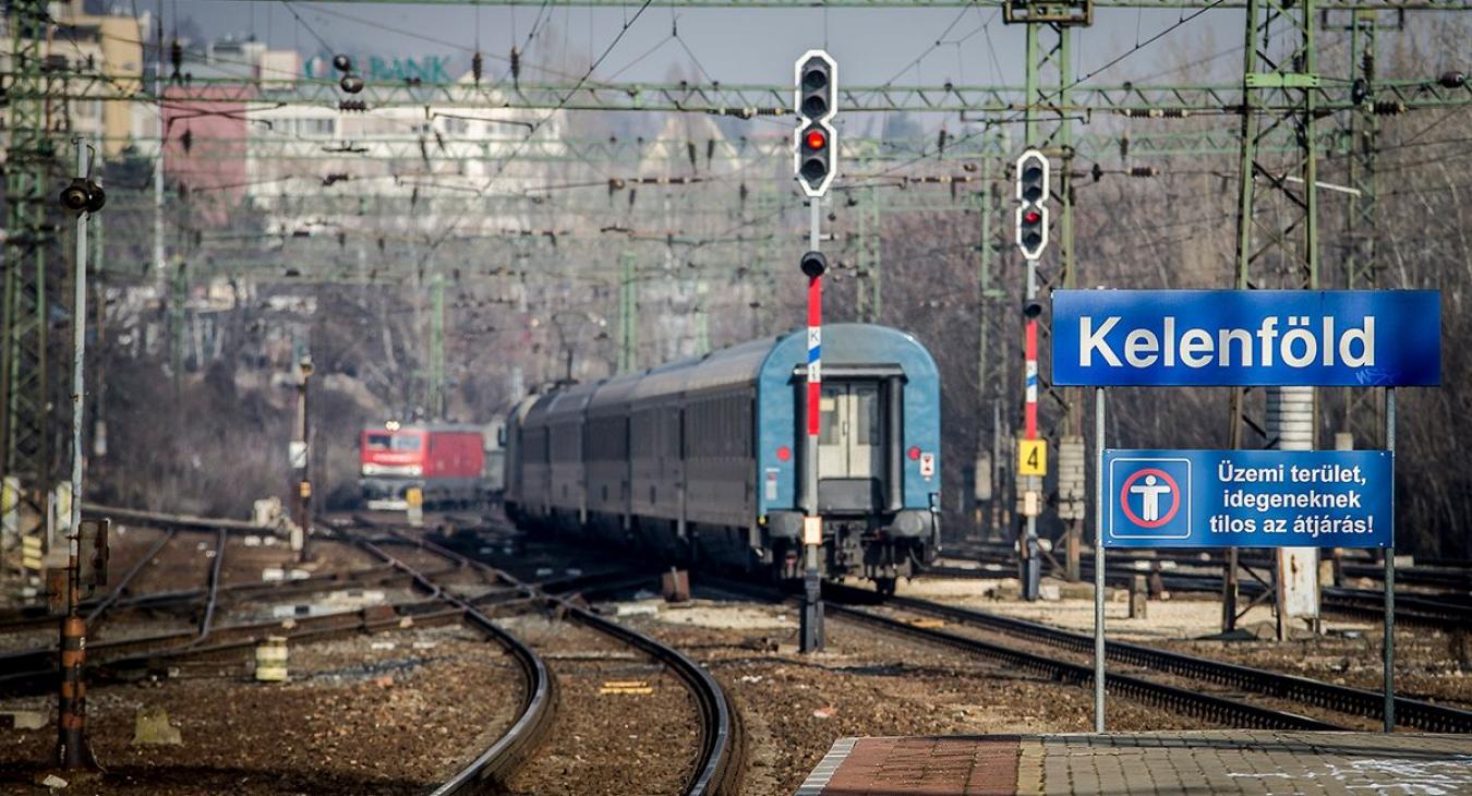 Kelenföldtől pár száz méterre a vonaton ragatak az utasok, egy órára