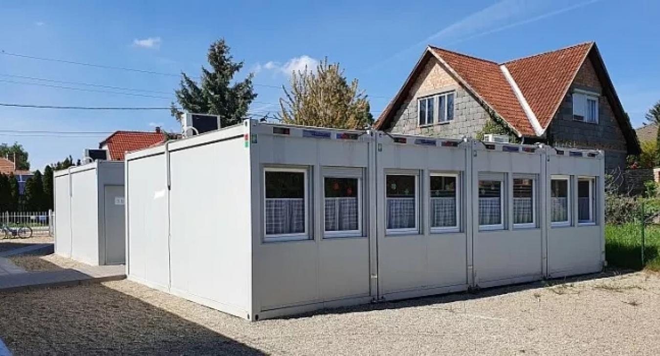 Négymilliárdból rakja konténerekbe az iskolásokat az Orbán-kormány 