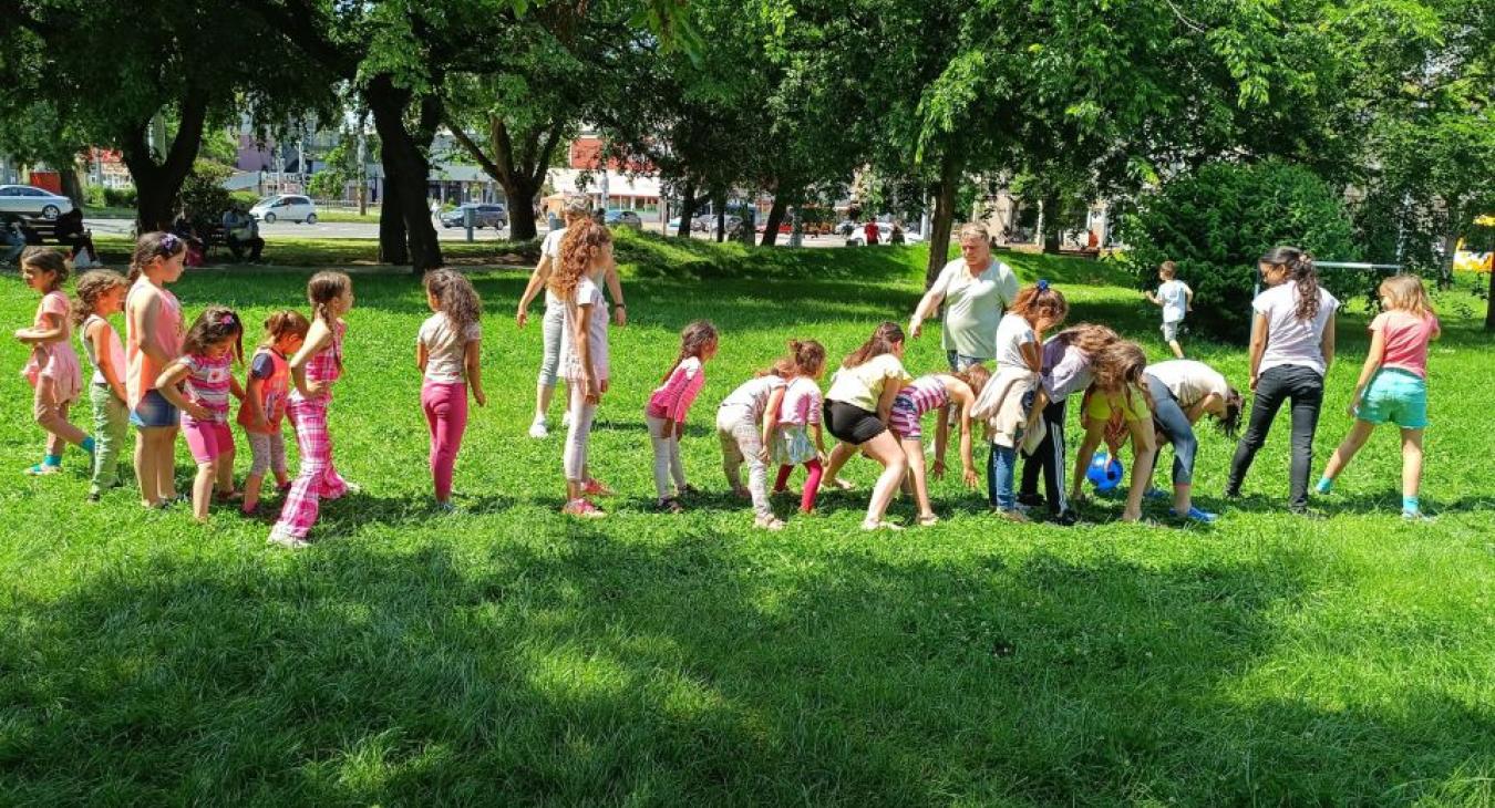 Gyermekek, akik csak akkor boldogok a Gyermeknapon is, ha jól lakhatnak - Pizza-party Debrecenben 