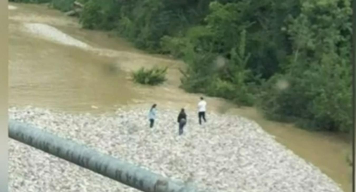 Fiatalokat sodort el egy olaszországi folyó
