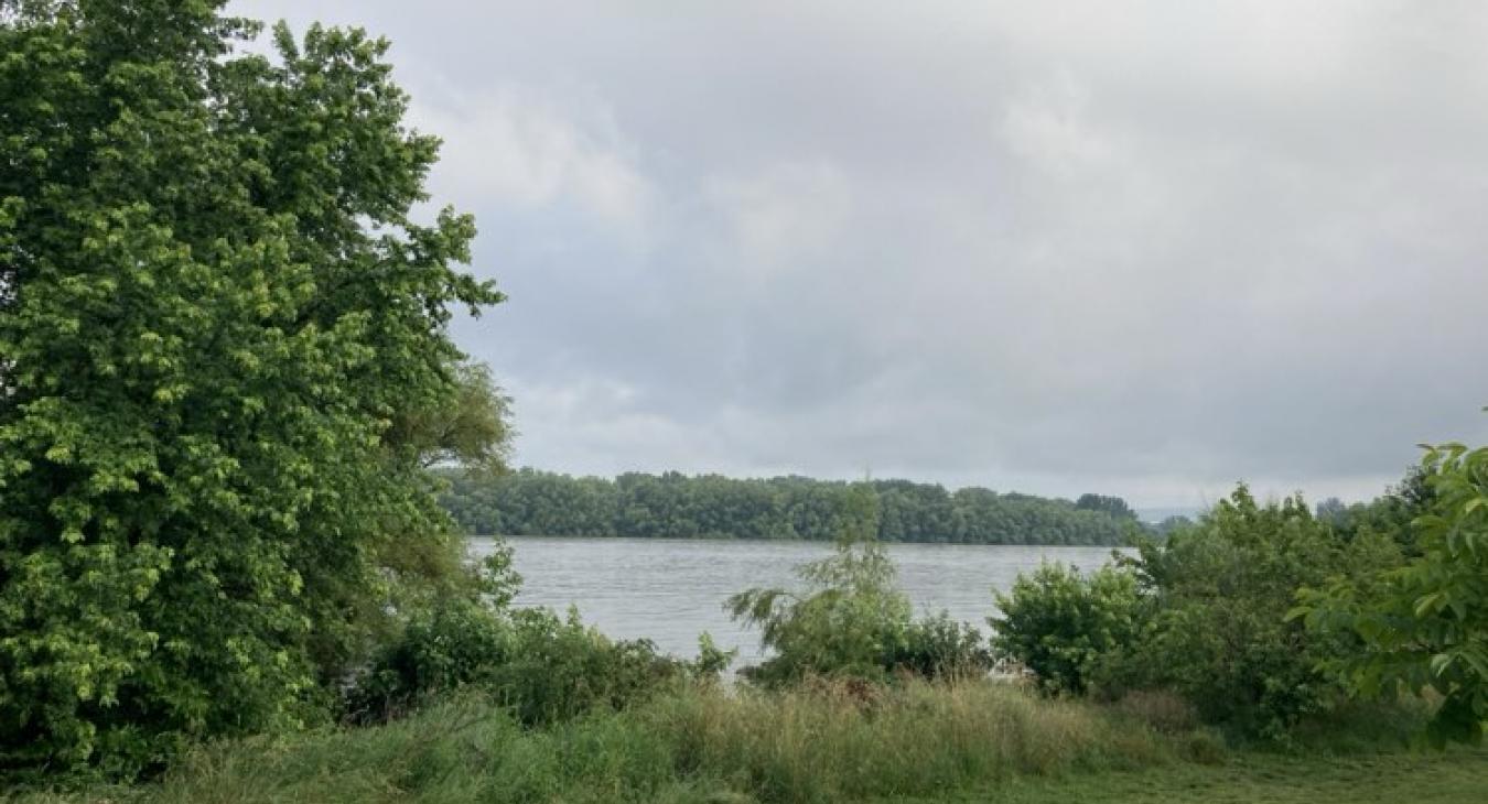 Kora nyári idő, helyenként kisebb esővel, záporral