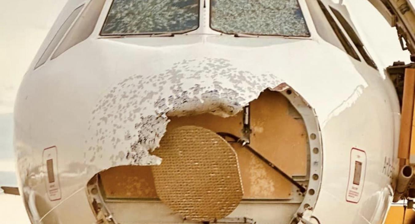 Szinte teljesen eltűnt egy jégesőben landoló repülőgép orra a bécsi repülőtéren 