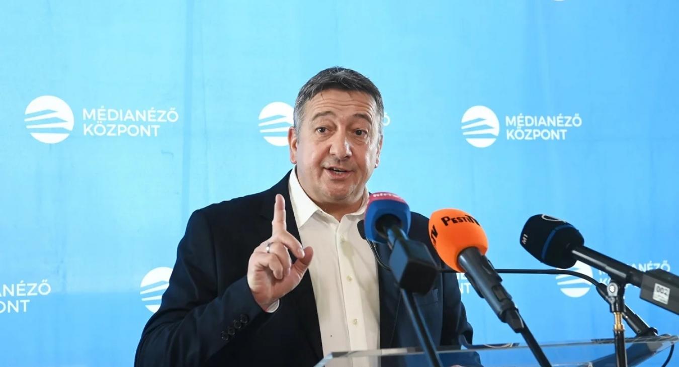 Bayer Zsolt szerint „a Tisza agresszív vezetője a budi mellett égő csipkebokor” 