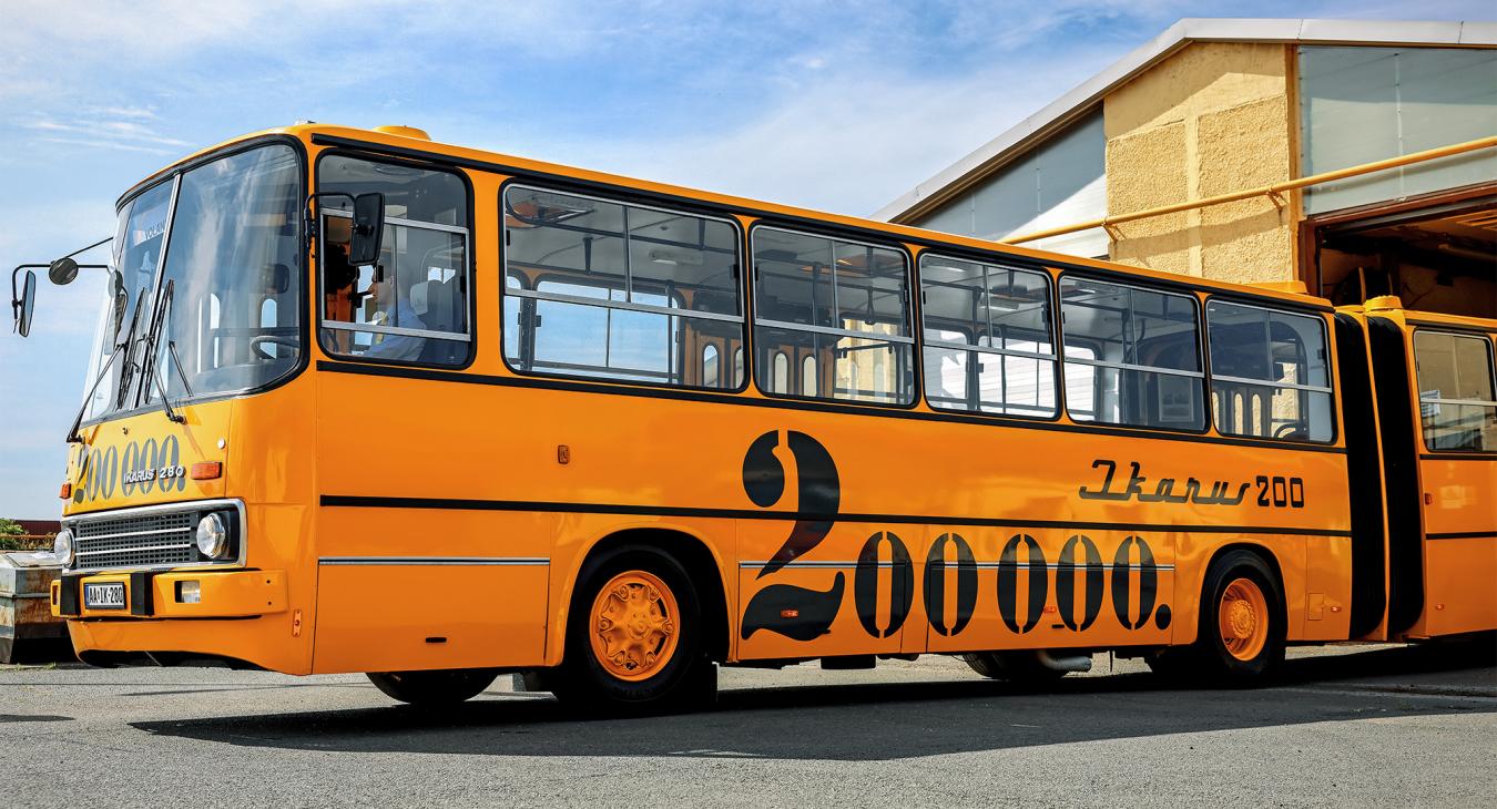 Újabb legendás járművek és győztes buszdekoráció az idei Volánbusz-retrónapon 