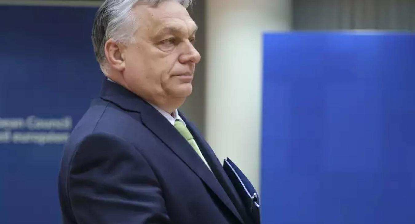 A HVG főszerkesztője szerint Orbán Viktor úgy érzi, bajban van