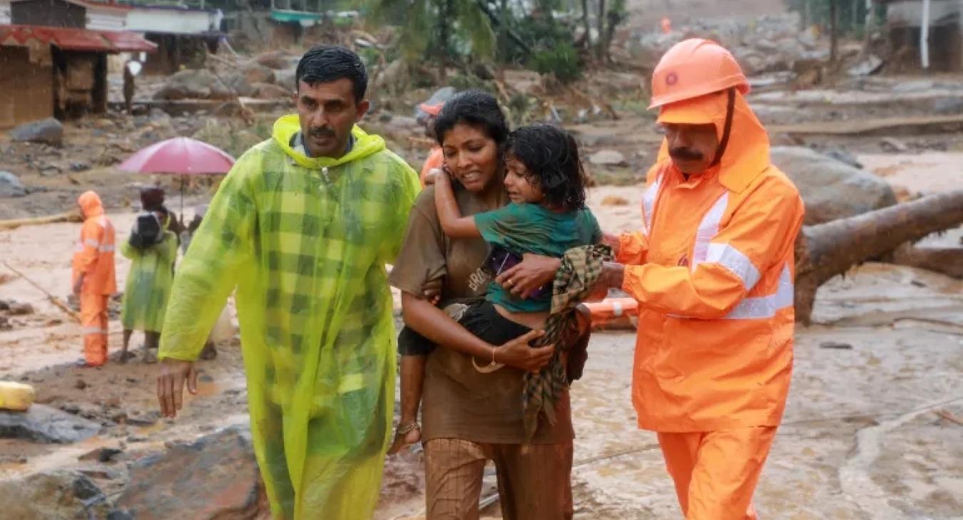 Több mint negyven halott, földcsuszamlás és hídomlás Indiában