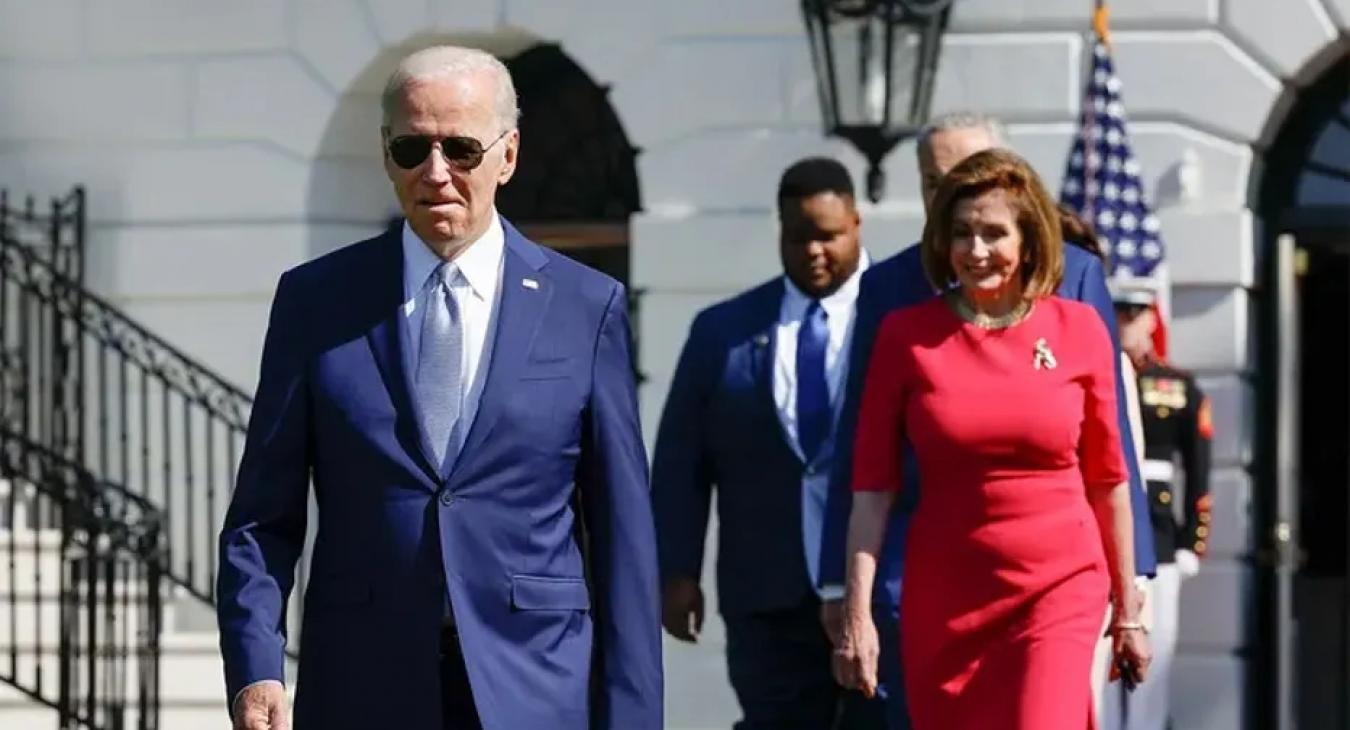 Nancy Pelosi nyilvánosan kérheti Joe Biden visszalépését 