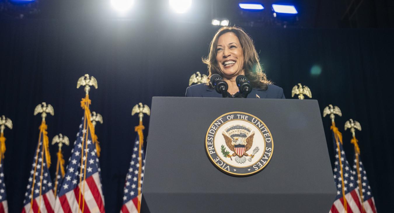 Kamala Harris megkezdte kampányát, egy felmérés szerint 2 százalékponttal vezet Trumppal szemben