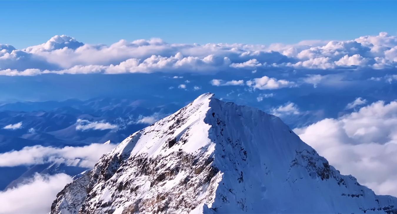 Lélegzetelállító felvételek: drónnal repültek a Mount Everest csúcsa fölé – VIDEÓ