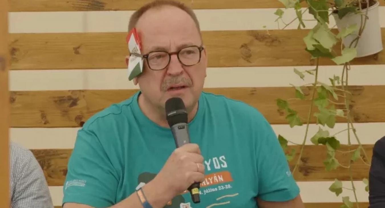 Trumppal szolidarizálni – Leragasztott füllel ült az asztalnál Németh Zsolt Tusványoson 