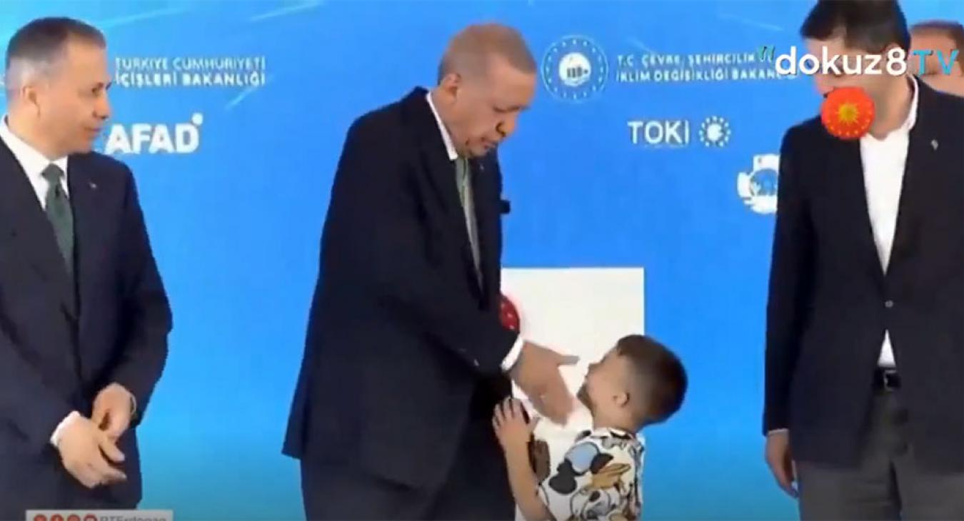 Erdogan pofonütött egy gyereket a színpadon, amiért nem akart elsőre kezet csókolni neki