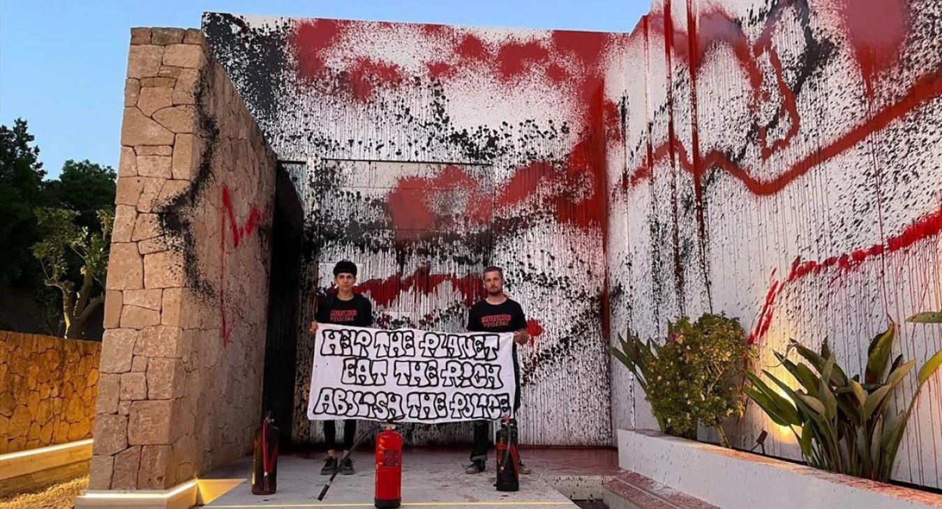 Vandalizmus a szupergazdagok ellen: klímatüntetők rongálták meg Messi ibizai luxusvilláját