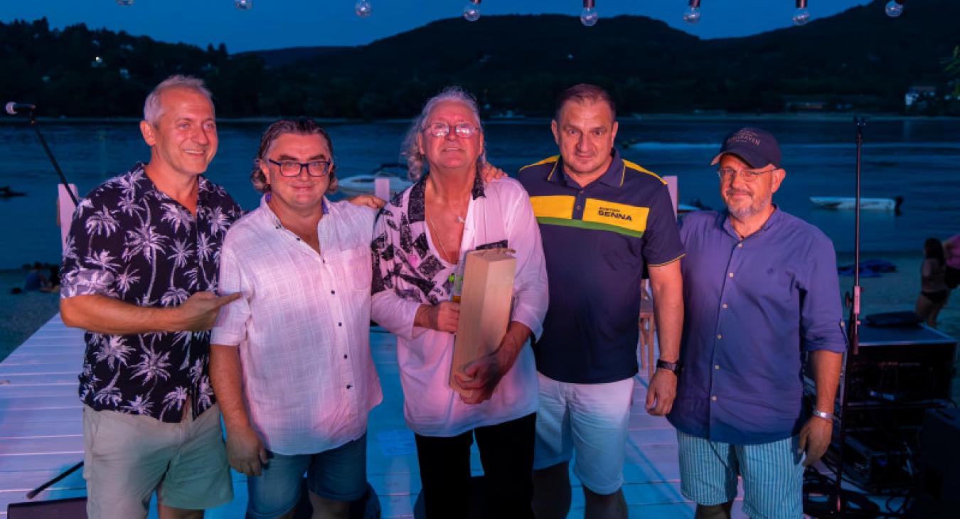 Miközben Óbudán áll a bál, Bús Balázs Pilismaróton építgeti kultúrbisztróját