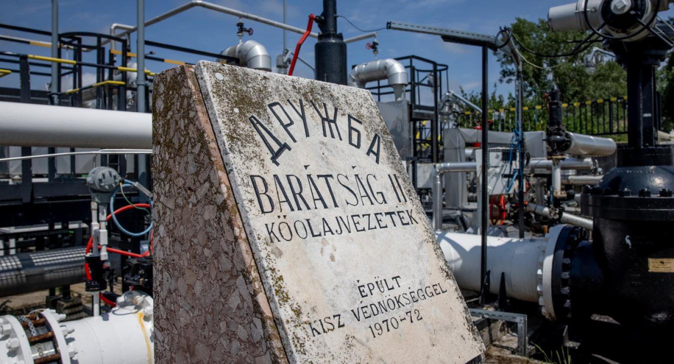 Felrobbanhat a benzin ára a Barátság kőolajvezeték leállása miatt!