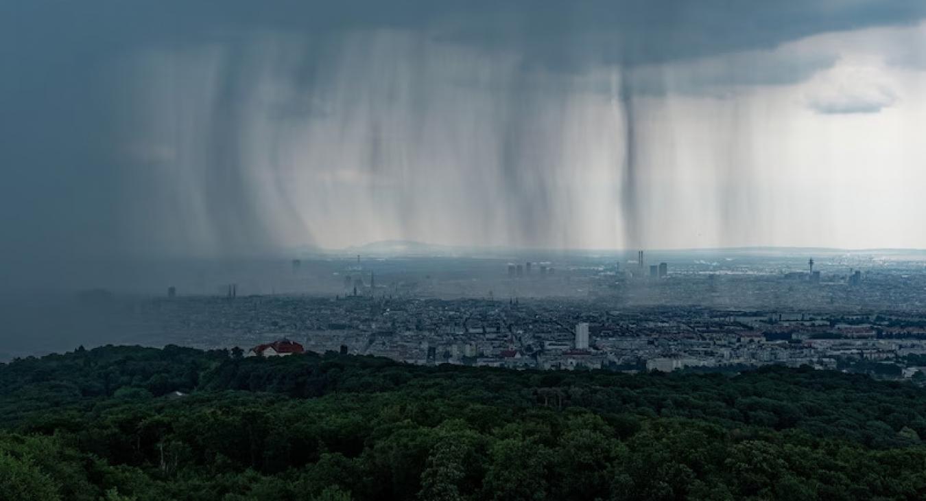 Özönvíz zúdult Bécsre, négyzetméterenként 110 liter eső esett 