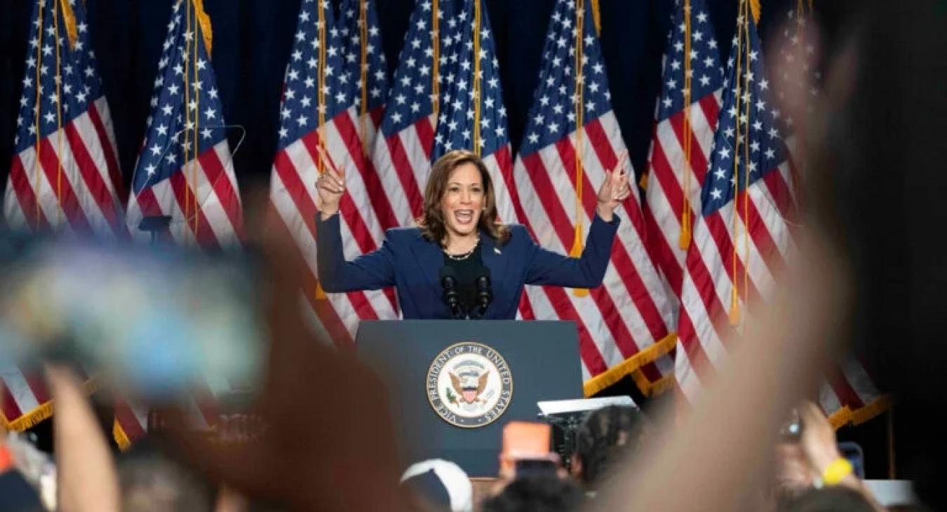 Beindul Kamala Harris vidám hadjárata, országosan már nála az előny