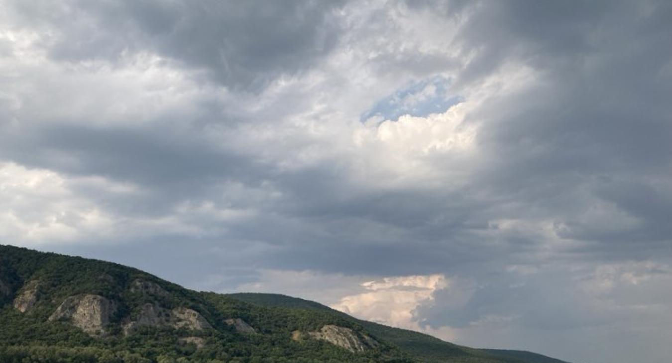 Megélénkül a déli szél, eső, zápor előfordulhat