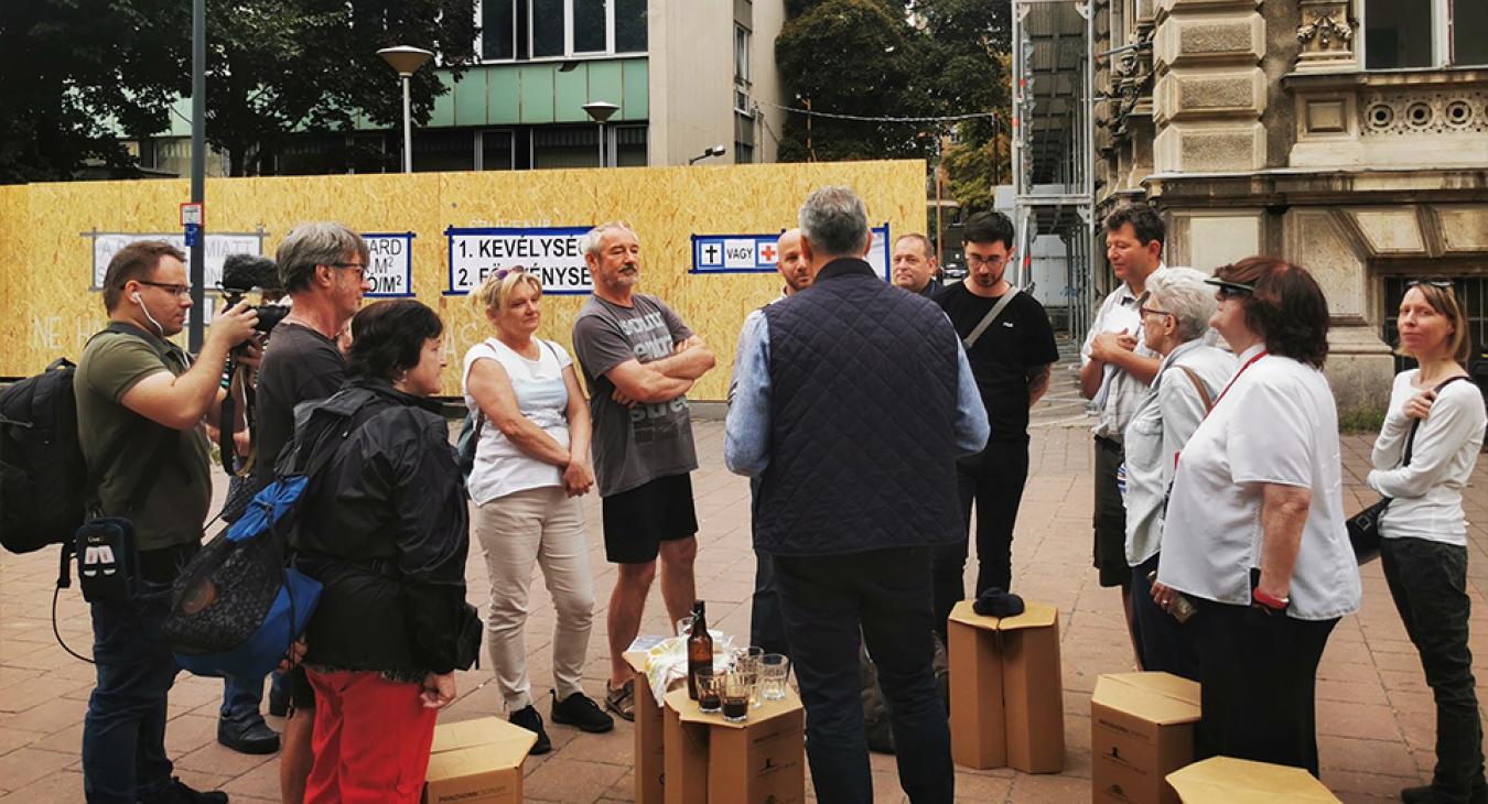 Lázár János húzott egy váratlant és leült kávézni a Magyar Rádió épületének lebontása ellen tüntetőkkel 