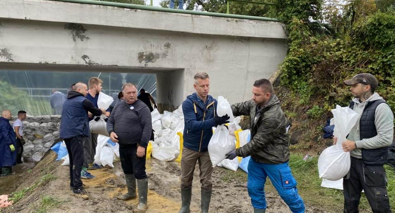 Magyar Péter homokzsákokat pakol és a hídra szólítja Orbán hajóskapitányt 