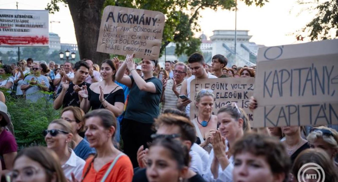 A Madách Imre Gimnázium igazgatójának felmentése miatt tüntettek Budapesten